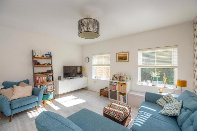 2 bed Flat for sale Image 7