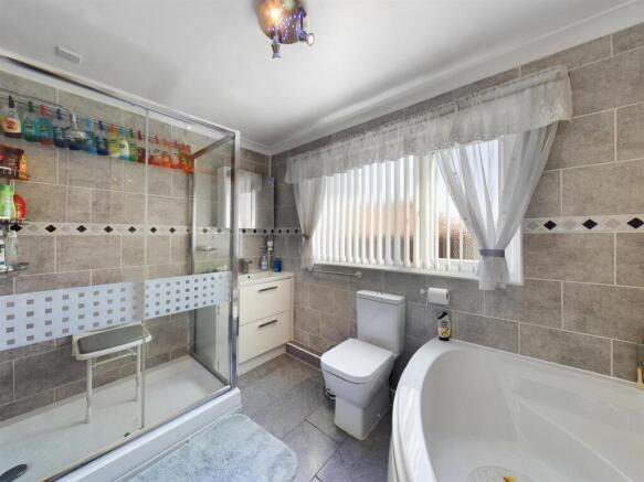 Master Bedroom En-Suite
