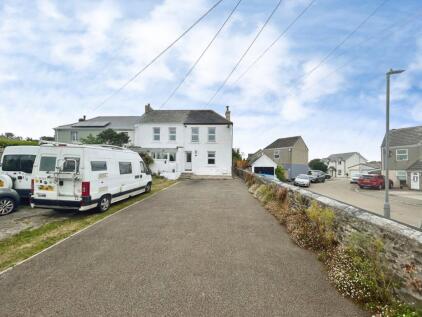 Hayle, Four bed home in convenient location