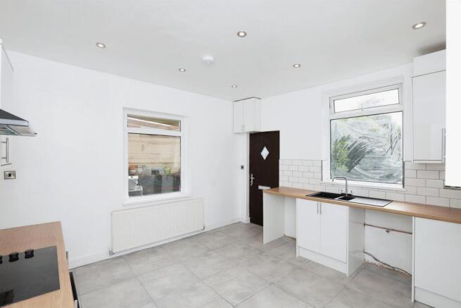 3 bed Semi-Detached to rent Image 6