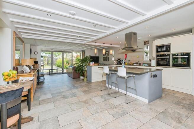 4 bed Detached for sale Image 8