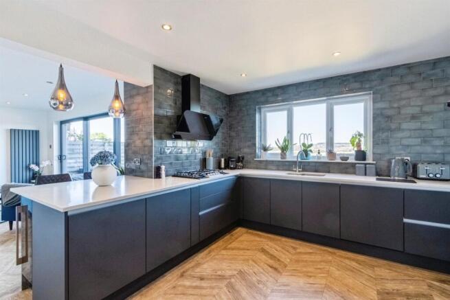 4 bed Detached for sale Image 6