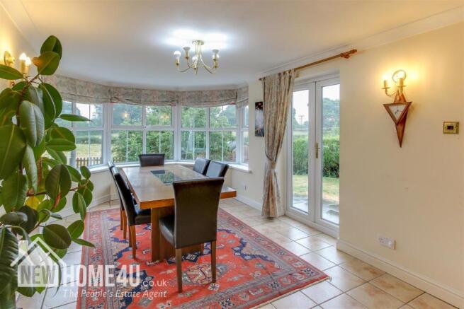 KITCHEN / DINER:
