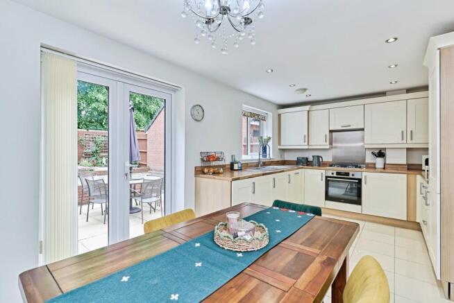 Kitchen/ Dining Room