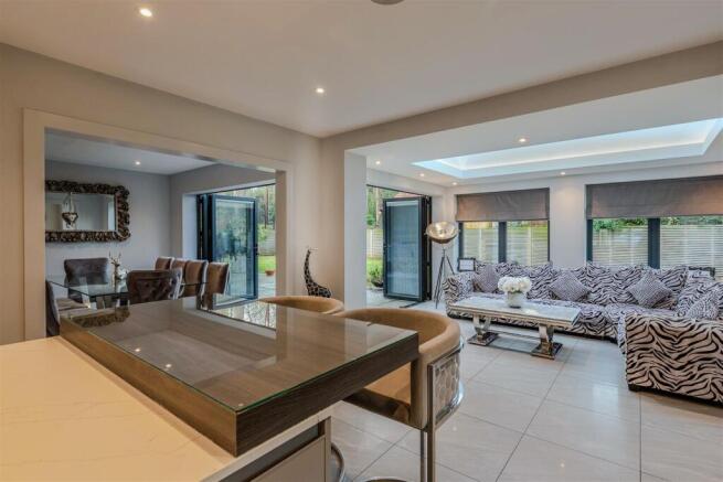 6 bed Detached for sale Image 6
