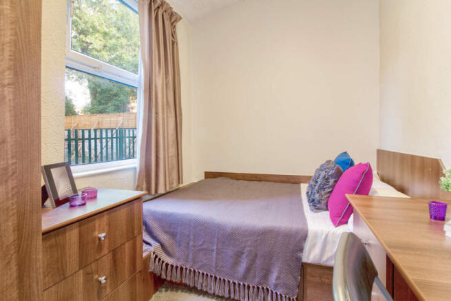 4 bed House to rent Image 4
