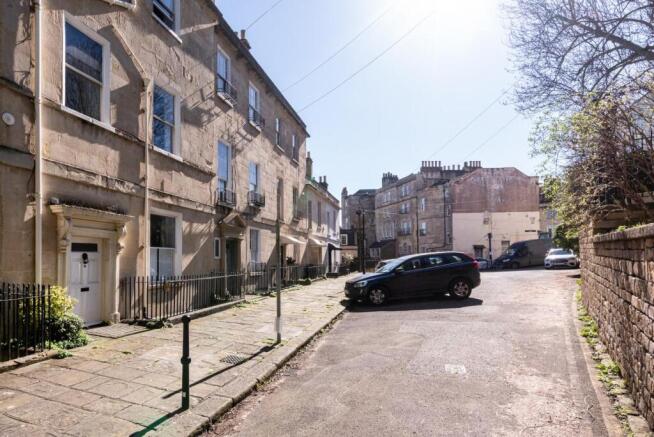 First Floor Flat, 6 Ainslies Belvedere, Bath, BA1 