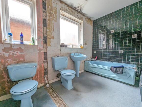 bathroom (down)