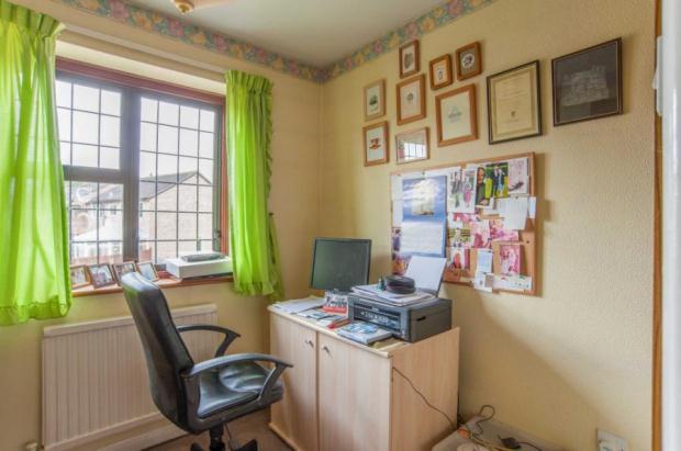 Bedroom/ Study