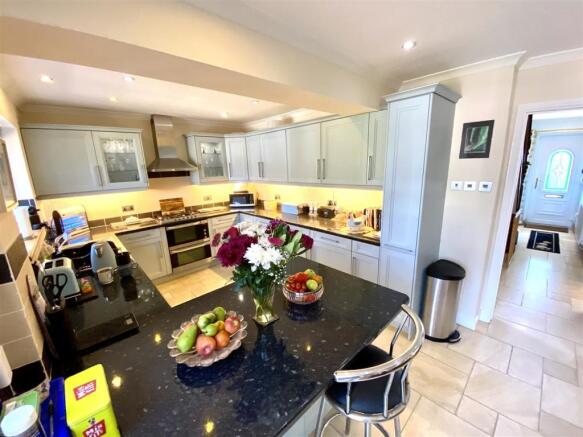 KITCHEN/FAMILY DINING