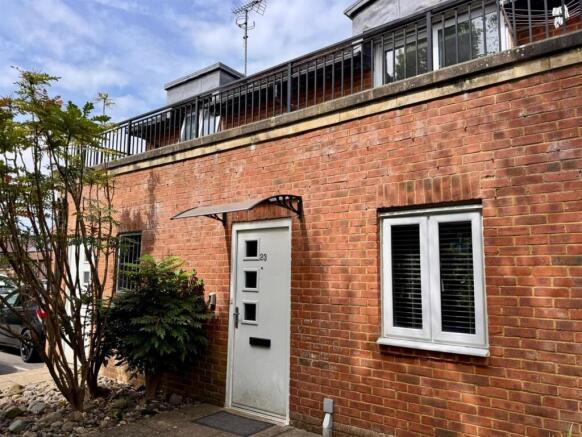 3 bed Terraced to rent Image 9