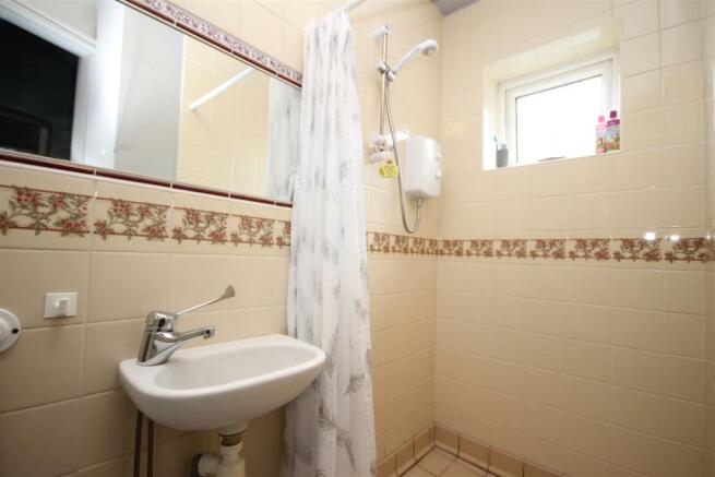 SHOWER ROOM