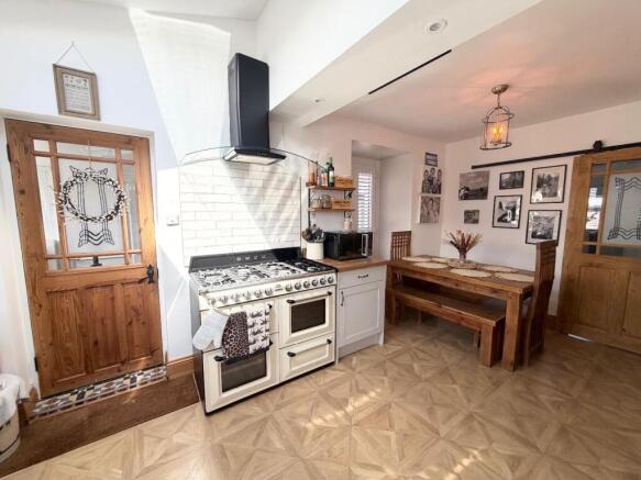 5 bed Semi-Detached for sale Image 10