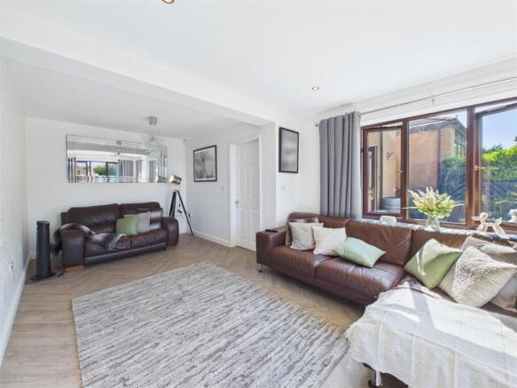 4 bed Detached for sale Image 11