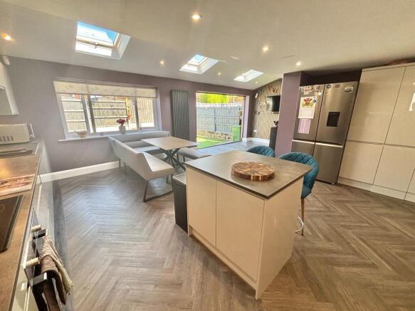 4 bed Semi-Detached for sale Image 6