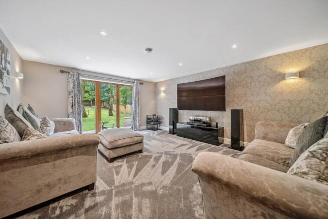 6 bed Detached for sale Image 5