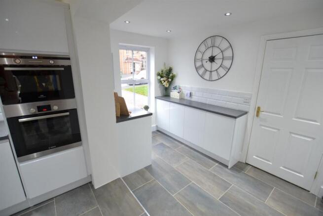 FITTED KITCHEN