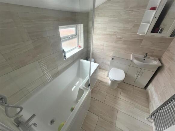 FAMILY BATHROOM