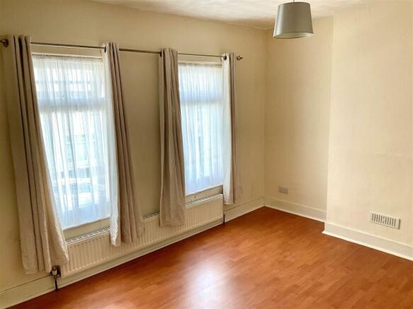 bedroom 1 pic1.jpg