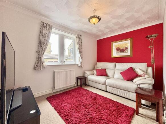 5 bed Detached for sale Image 8