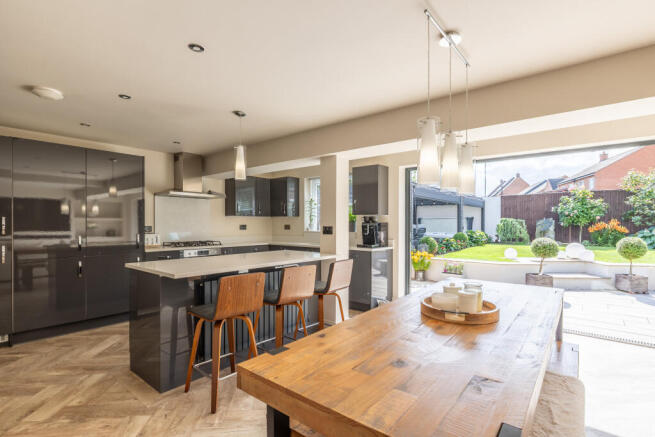 5 bed Detached for sale Image 10