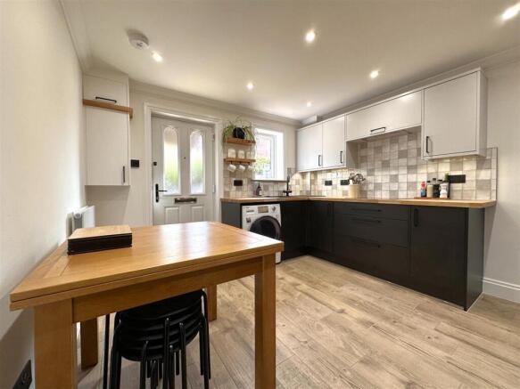 Magnificent Dining Kitchen 607