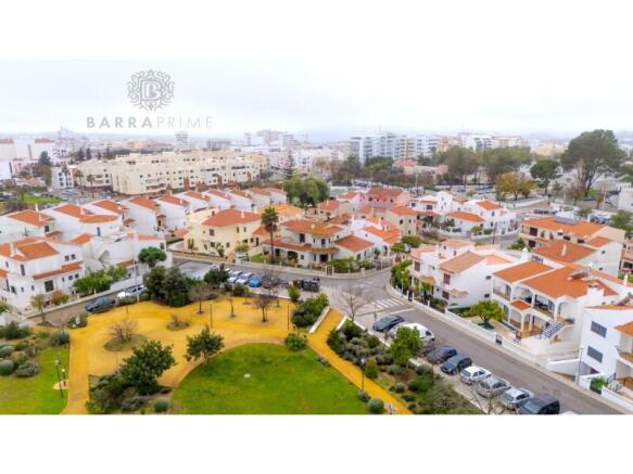 Villa Marfim with 5 Bedrooms in the Center of Loulé