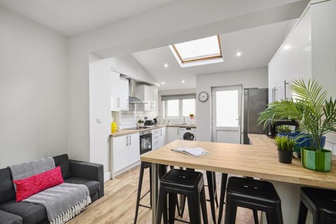6 bed House to rent Image 4