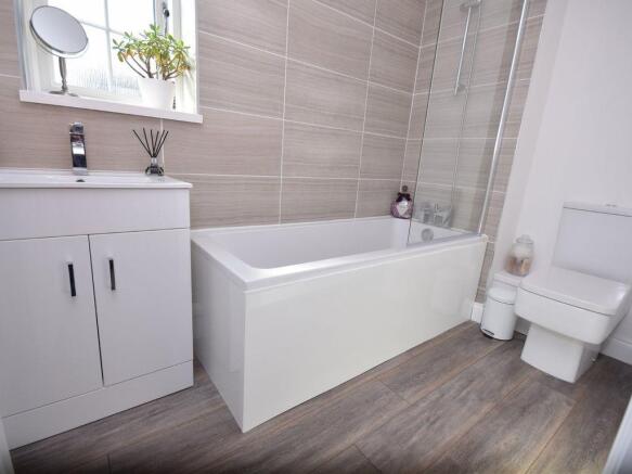4 bed Detached for sale Image 8