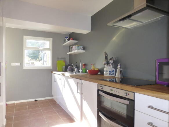 KITCHEN (Photo 1)