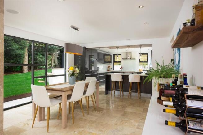 5 bed Detached for sale Image 7