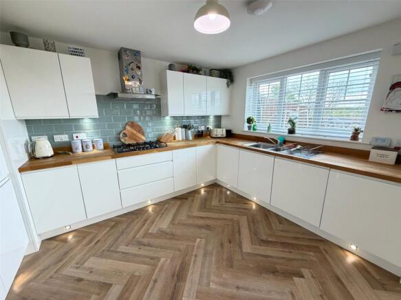 4 bed Detached for sale Image 7
