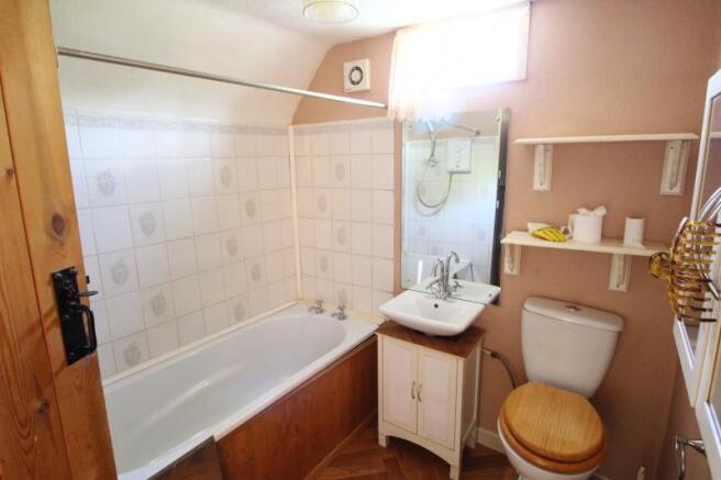https://s3-eu-west-1.amazonaws.com/propertylab/allanmorris/property-images/standard/5105_23 Tilesford Cottages - Bathroom.JPG