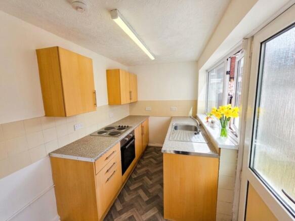 2 bed Terraced to rent Image 6