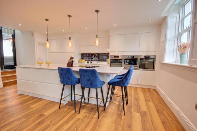 4 bed Detached for sale Image 7