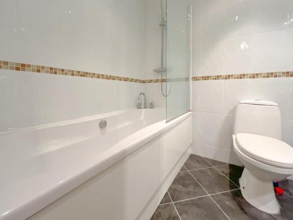 4 bed House to rent Image 7