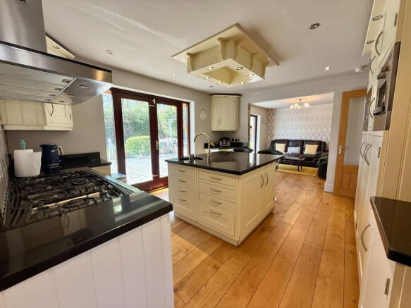 6 bed Detached for sale Image 5