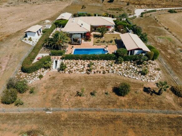 3+1 bedroom villa with swimming pool, garage, 3.6 ha of land - Bensafrim