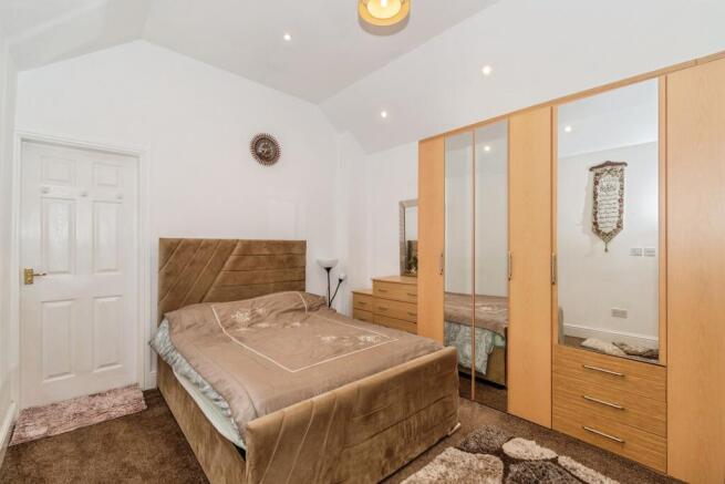 5 bed Semi-Detached for sale Image 10