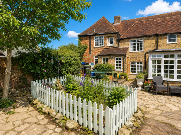 high street garden 1.png
