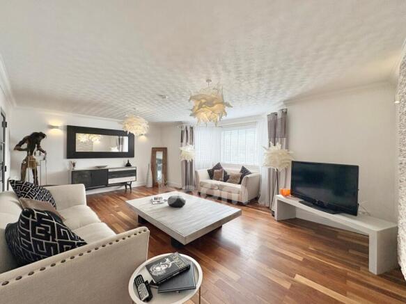 Dipple Road, Kilbirnie lounge