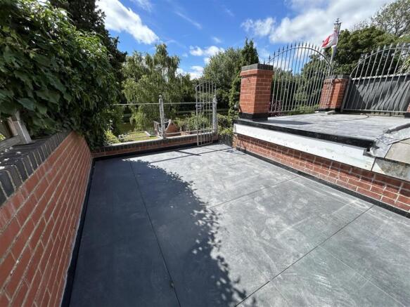 5 bed Semi-Detached to rent Image 9