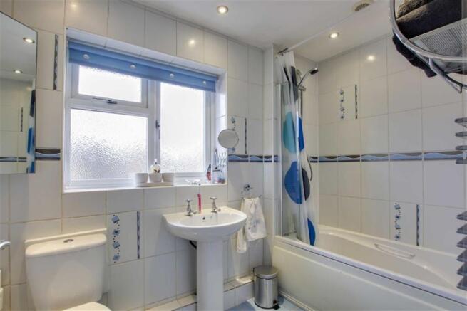 RE-FITTED FAMILY BATHROOM