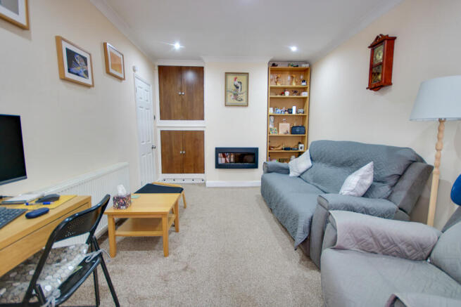 Midanbury! No Forward Chain! Gorgeous Garden! Workshop! Modern Kitchen! photo 4