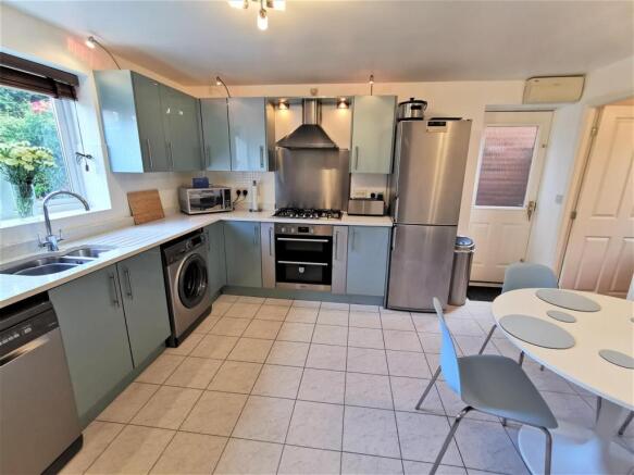 KITCHEN-BREAKFAST ROOM