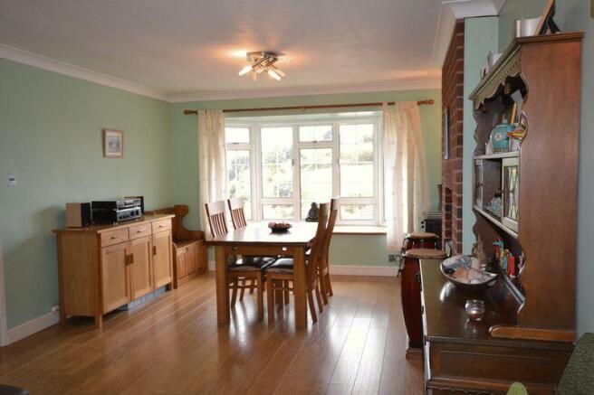 LOUNGE/DINING ROOM