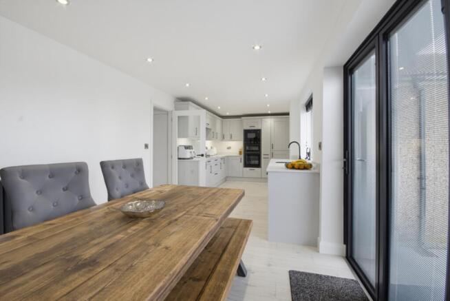 5 bed Semi-Detached for sale Image 8