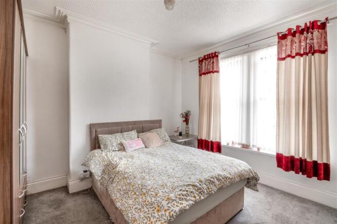 5 bed Detached for sale Image 9