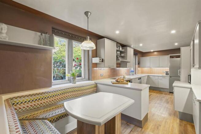 5 bed Detached for sale Image 7