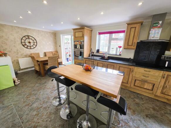 4 bed Detached for sale Image 8